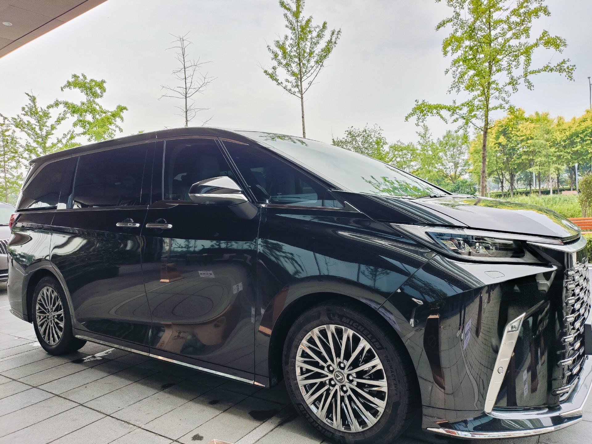 Luxury MPV Car