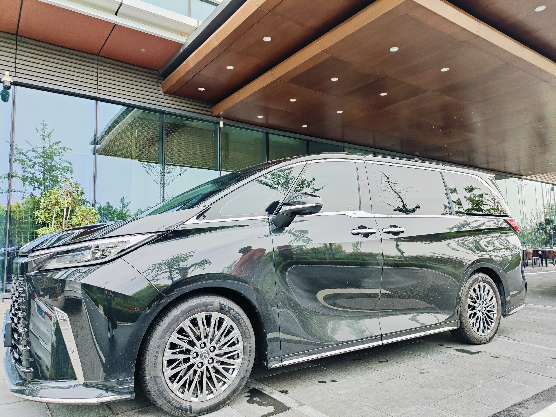 Luxury MPV Car